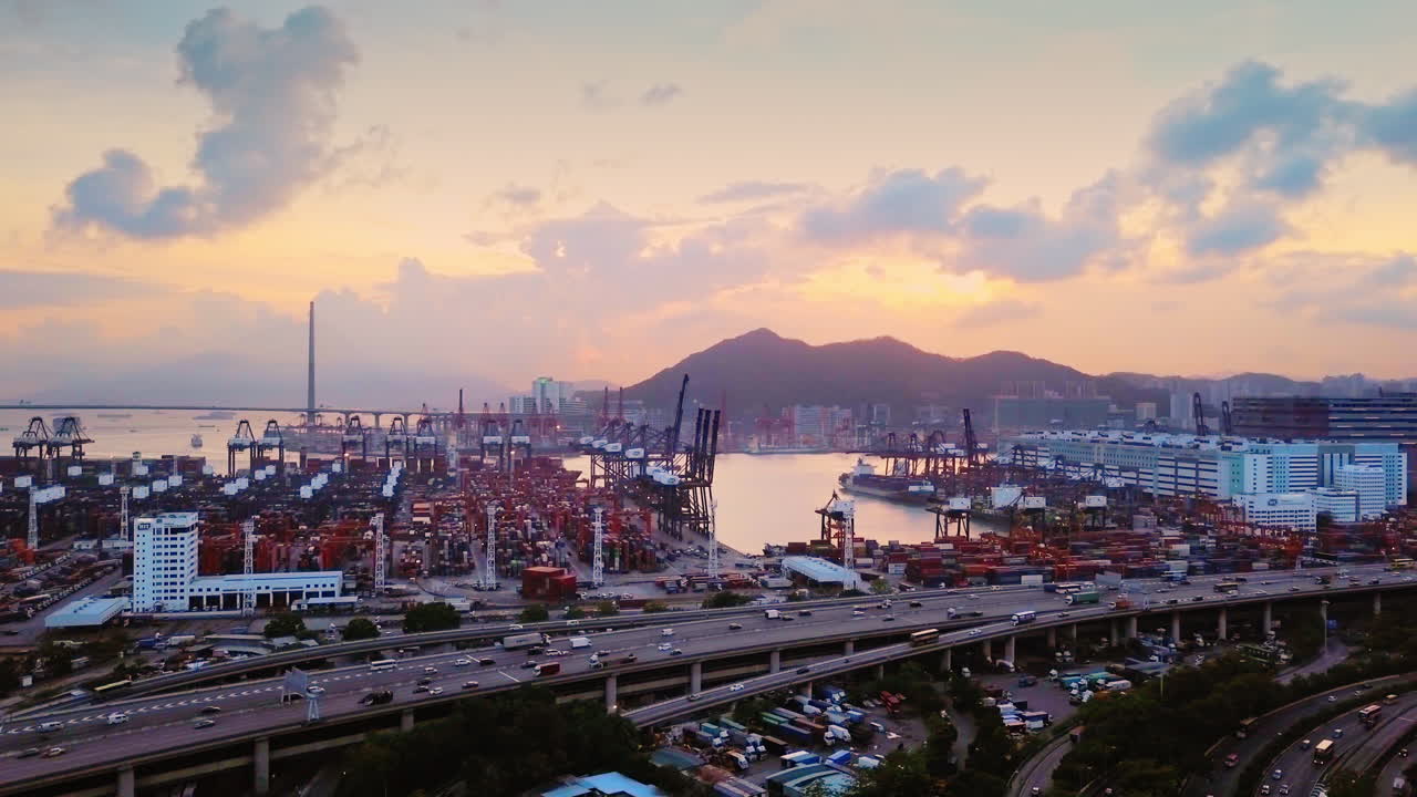 vista aérea del atardecer de la terminal de contenedores kwai chung de hong kong, la autopista 3, la autopista 5 y el puente de los canteros