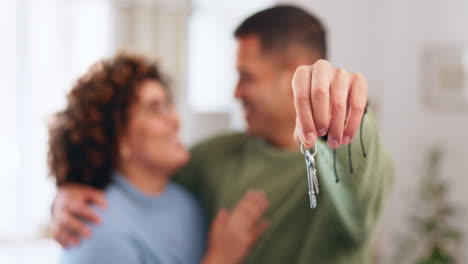 mano, llaves y un dueño de casa pareja orgullosa