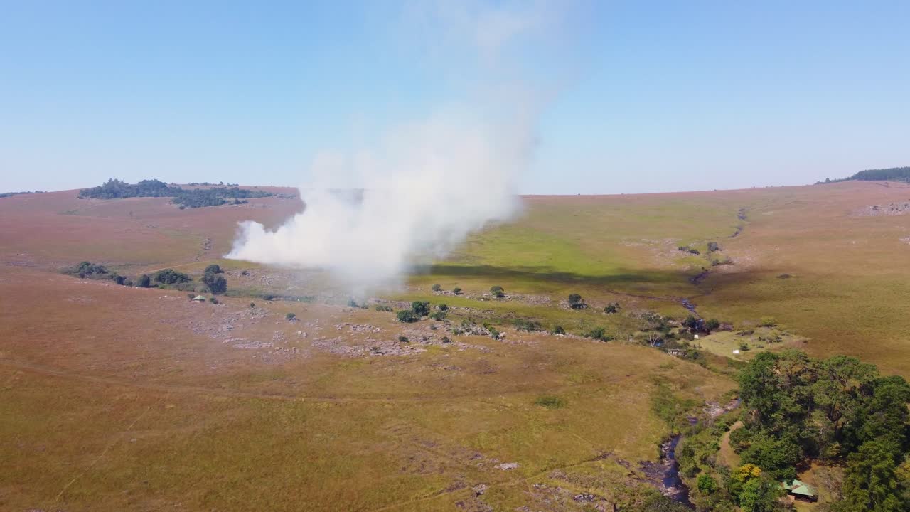 초원 풍경 의 산불