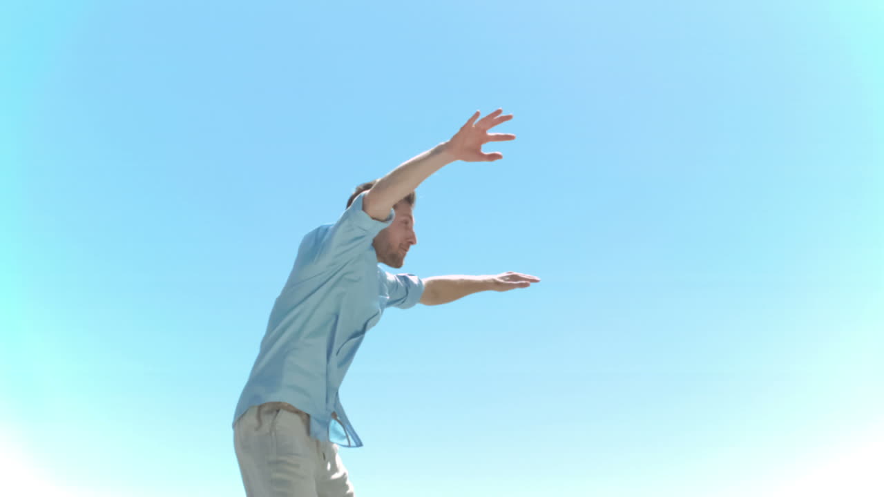 느린 속도로 뛰어다니는 젊은 남자