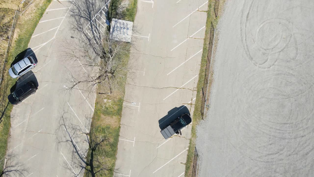 estacionamiento en una pequeña ciudad de playa
