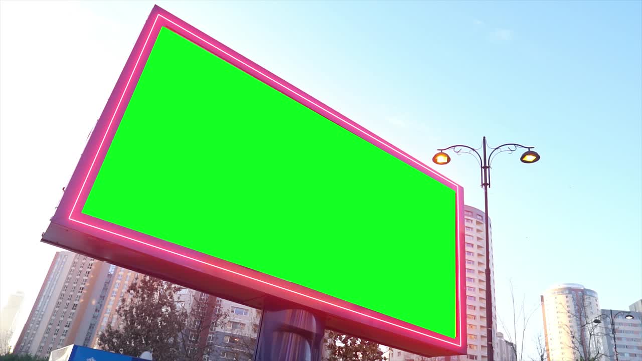 cartel de pantalla verde en la vida urbana, la ciudad. panel de publicidad en blanco, banner para el marketing. clave de croma signo vacío.