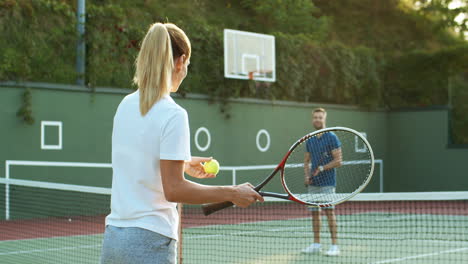 familia feliz jugando al tenis en una cancha al aire libre en verano
