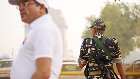 oficial del ejército indio parado frente a la puerta de la india