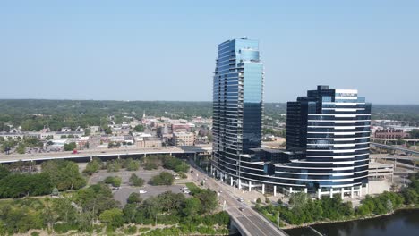 Bridgewater-Place-Gebäude-In-Der-Nähe-Des-Grand-River-In-Michigan,-Luftdrohnenansicht