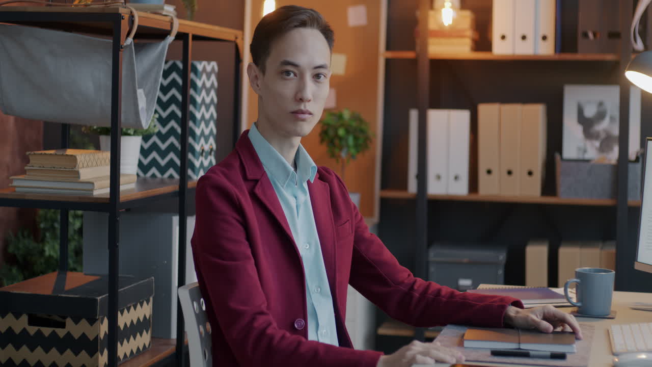 사무실에서 일하는 남자