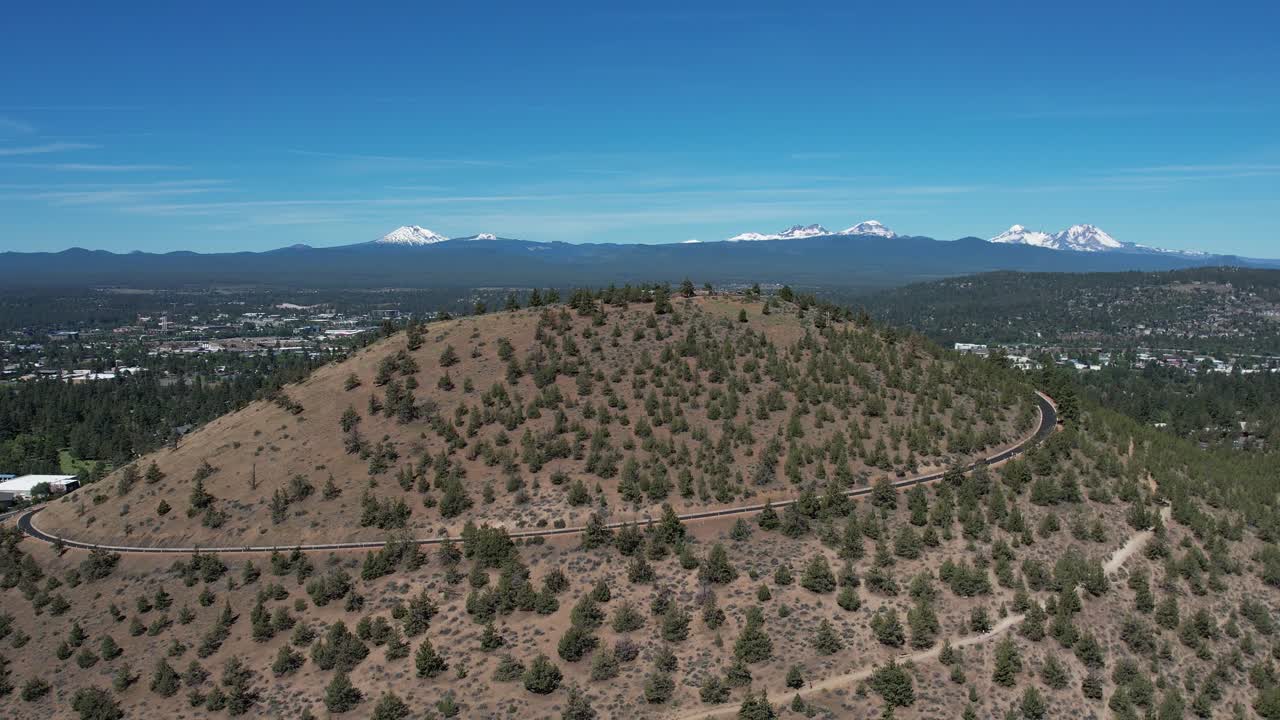 пилот-батт в бенде, штат орегон, с горным хребтом каскад вдали