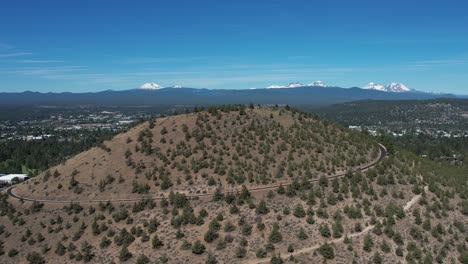 Pilot-Butte-in-Bend-Oregon-with-Cascade-Mountain-range-in-the-distance