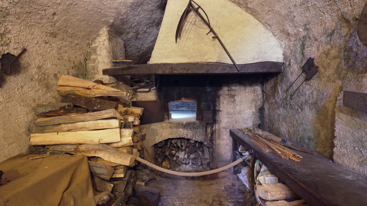 Blocco cucina del XVIII secolo conservato per offrire uno sguardo sui metodi di cottura storici e sulla vita dell'epoca
