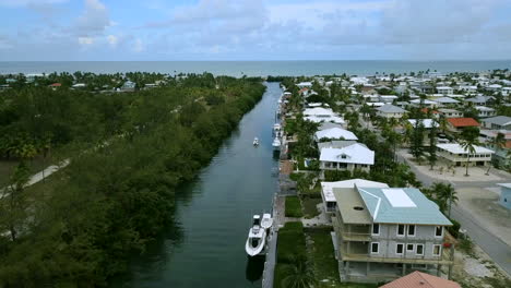 video de drones sobre el puerto de barrio antigua, en islamorada, cayos de florida