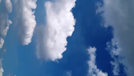 bucle ininterrumpido de nubes esponjosas en un cielo azul en una foto de verano en un día claro