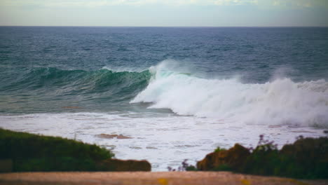 Olas-Del-Océano-Rodando-Por-La-Costa-En-Cámara-Lenta.-Tormentoso-Mar-Oscuro-Rompiendo-Arrecife-Poco-Profundo