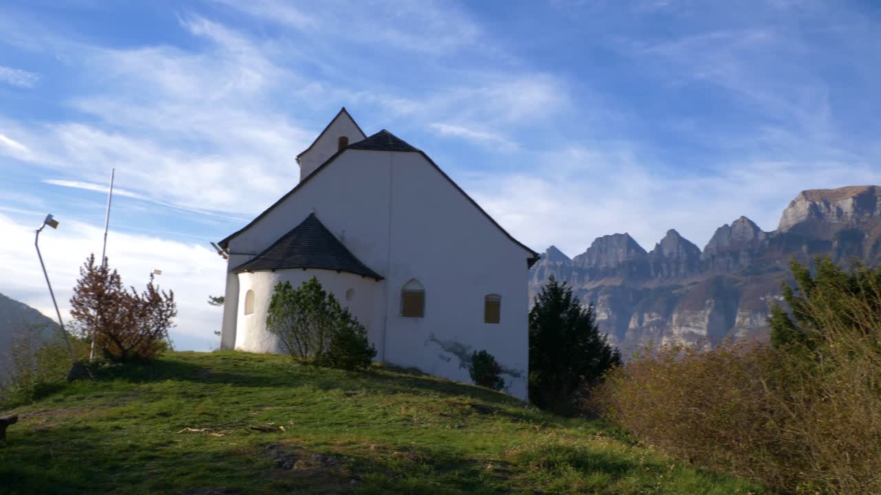 스위스에서 가을 동안 산 파노라마에서 고대 작은 예배당으로 패닝 샷
