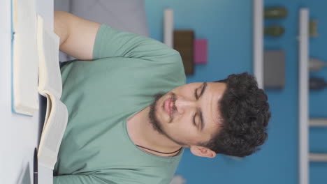 vídeo vertical de un estudiante que le encanta leer.