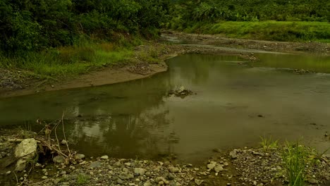 Una-Larga-Estación-Seca-Hace-Que-El-Río-Surigao-Corra-Casi-Seco,-Al-Borde-De-Las-Condiciones-De-Sequía-En-Las-Zonas-Rurales-De-Filipinas.