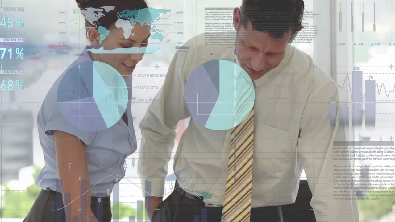 animación del procesamiento de datos sobre empresario caucásico y empresario discutiendo sobre documentos