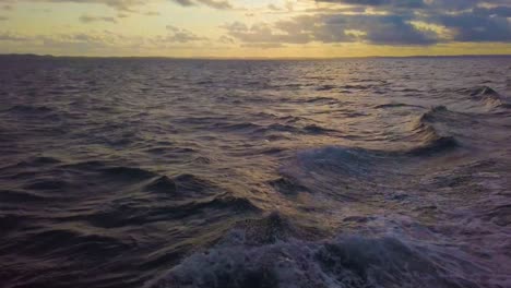 Blick-Auf-Das-Deck-Auf-Einer-Seereise,-Kreuzfahrtwellen,-Hintergrund-Des-Abendlichen-Sonnenuntergangs-Am-Himmel