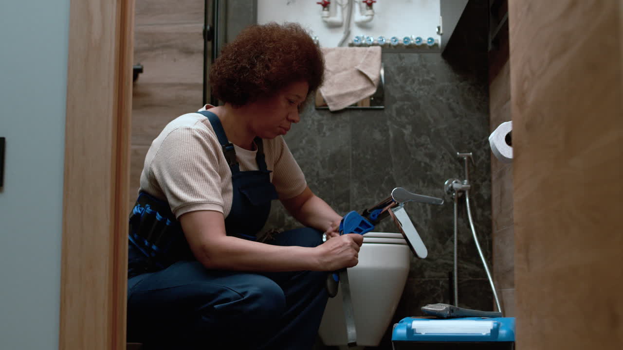 el fontanero apretando el grifo