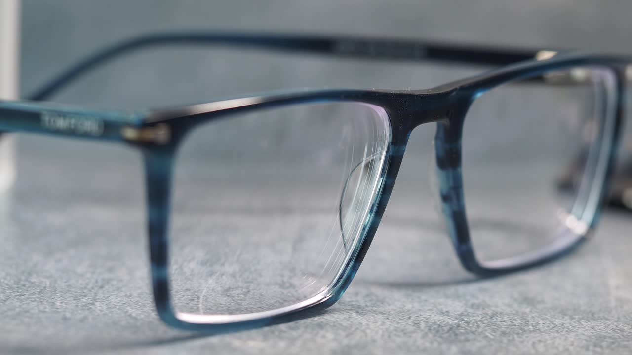 primer plano de gafas de marco azul