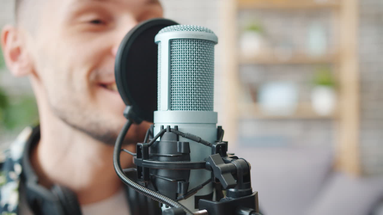 hombre cantando en un micrófono