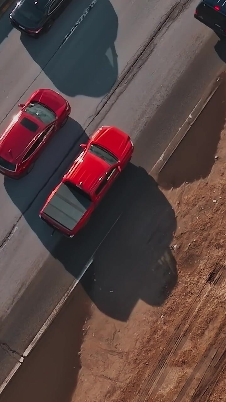 Vista aérea cenital de tráfico en autopista y sombras largas
