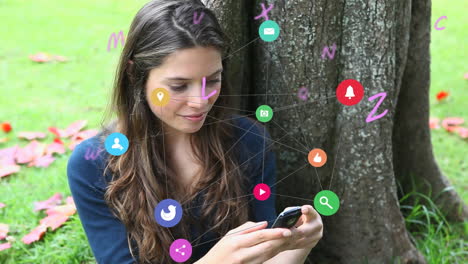 animación de una red de conexiones de iconos sobre una mujer caucásica usando un teléfono inteligente al aire libre