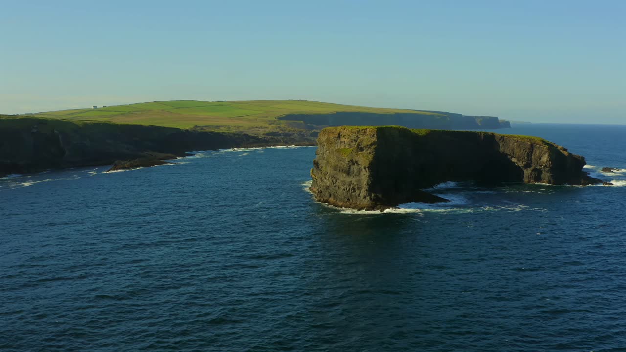 킬키 절벽을 배경으로 한 일라우노네아라운 섬의 역동적인 트럭 촬영
