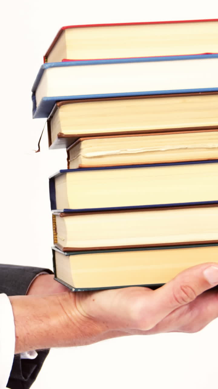 sección media de la pila de libros de un hombre de negocios