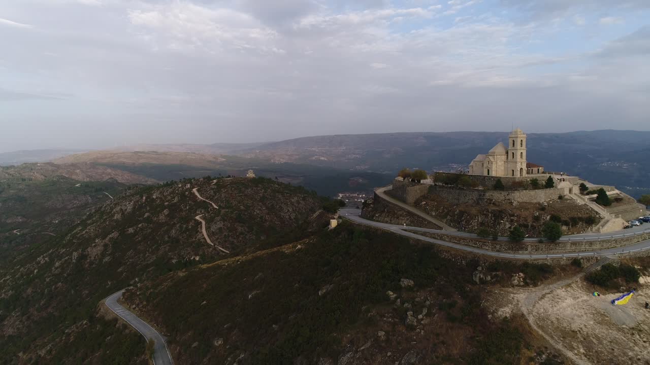 iglesia en la cima de la montaña. vista aérea del paisaje de la montaña