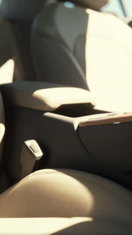 primer plano del interior de un asiento de coche de cuero beige