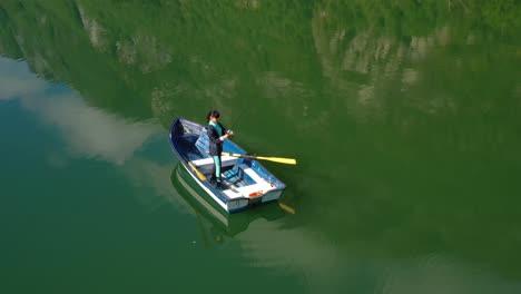 Una-Mujer-En-El-Barco-Pesca-Un-Pez-Girando-En-Noruega.