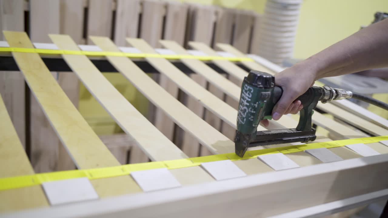 montar un marco de cama con una pistola de clavos