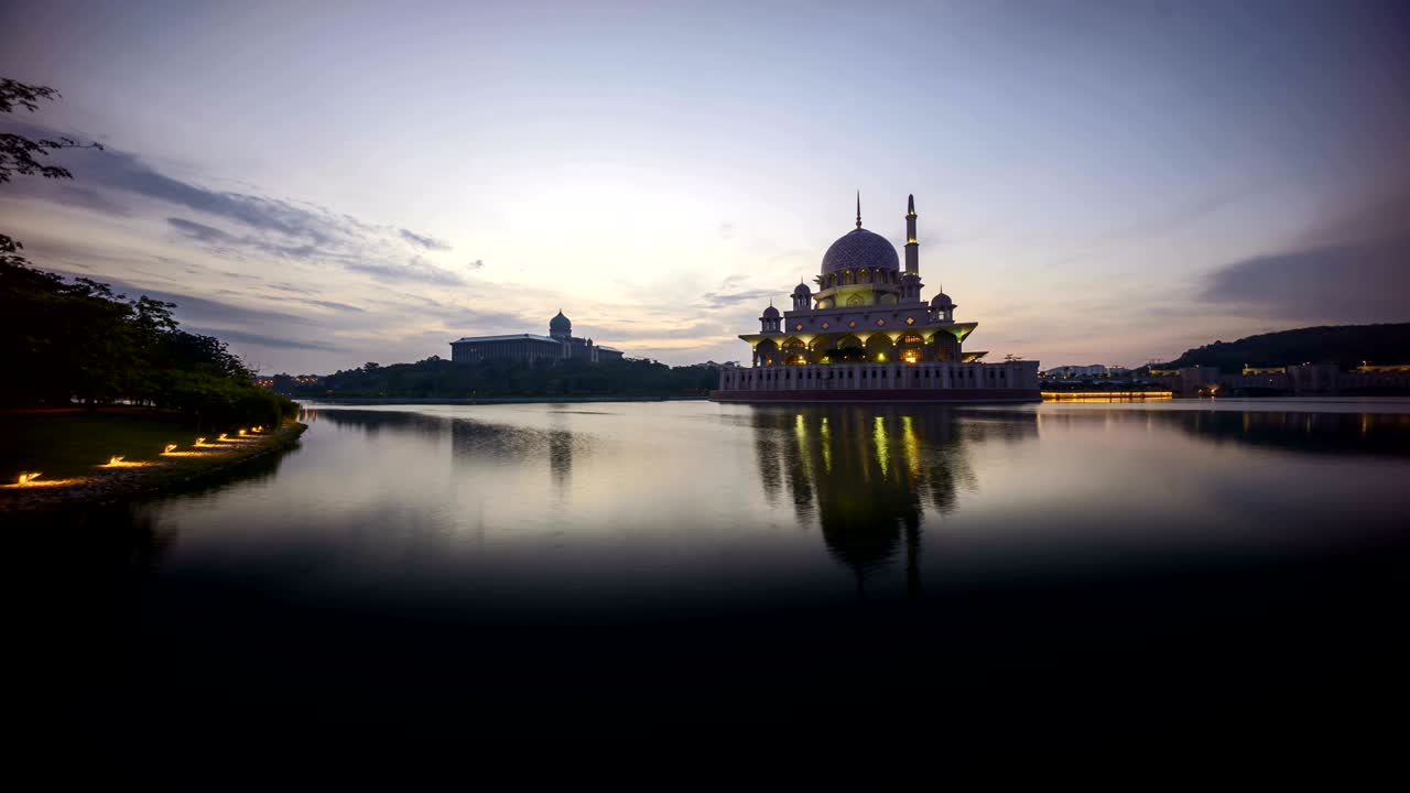 hermoso amanecer en la mezquita de putra, putrajaya.