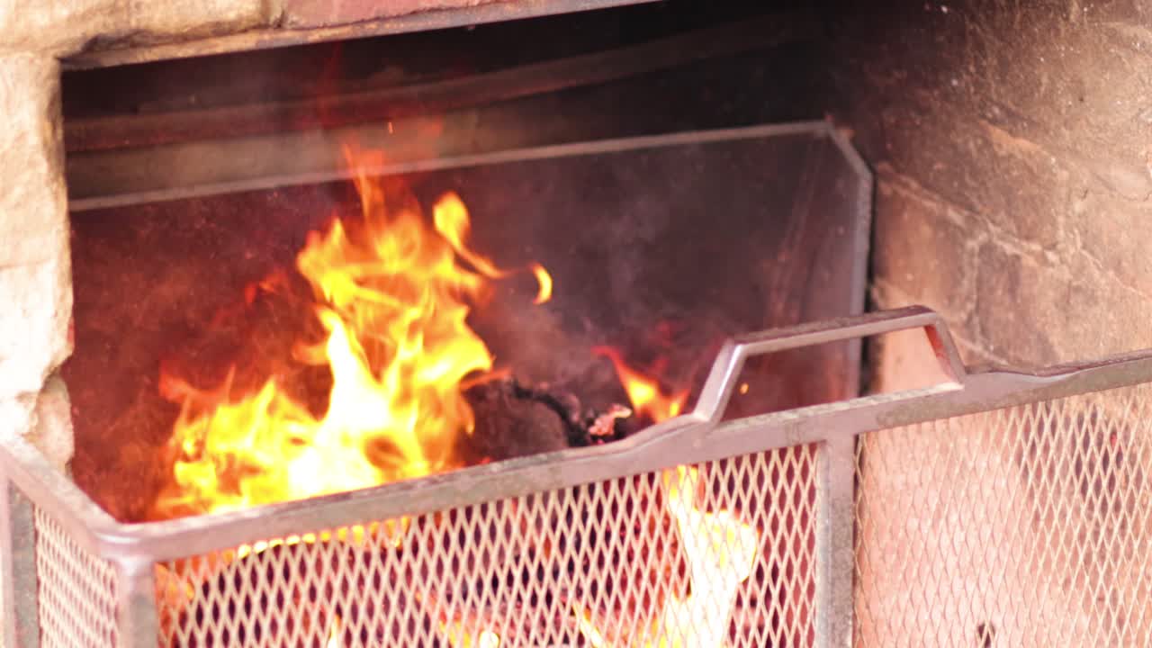 밝게 불타는 불꽃이 있는 벽난로