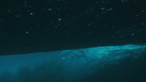 un primer plano detallado del vórtice submarino del océano y el agua cristalina