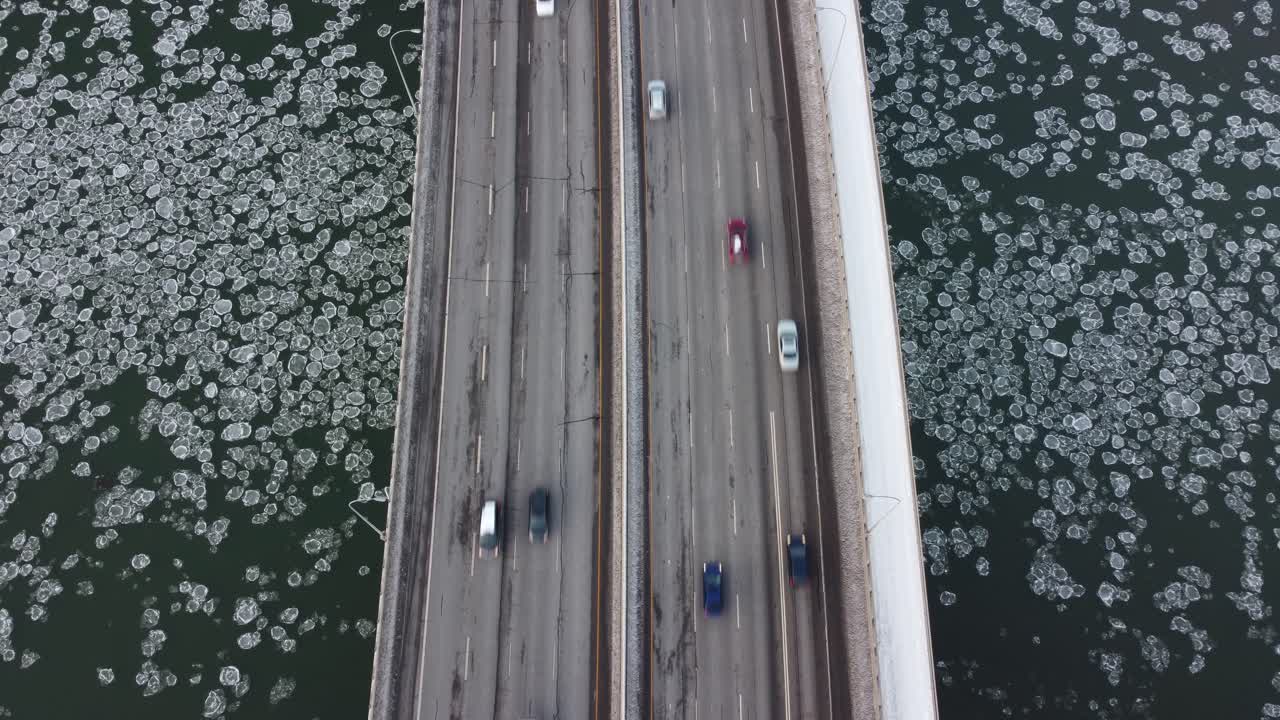희귀한 빙산 원형 곰팡이 조류 거품은 조감도에서 서쪽으로 향하고 조용한 빈티지 퀘스넬 다리를 통해 북쪽 서스캐처원 강 에드먼턴 앨버타 캐나다 2-3을 남북으로 가로지릅니다.