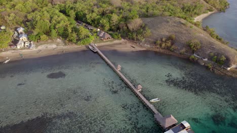 Antena-De-Komodo-De-La-Playa-Y-El-Arrecife-En-Un-Día-Caluroso-Y-Soleado-Al-Atardecer