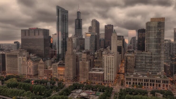 Millennium Park di Chicago con lo skyline della città e nuvole drammatiche in hyperlapse