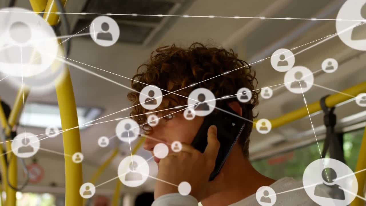 animación de iconos conectados con líneas, hombre caucásico hablando en teléfono celular mientras viaja en autobús