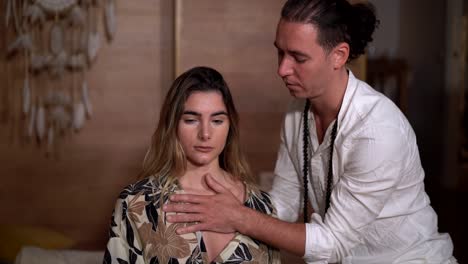 maestro zen con una mujer meditando en cuadros