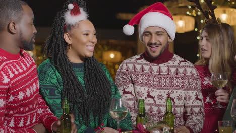 disparo deslizante de un grupo de amigos socializando en un bar durante las celebraciones de navidad