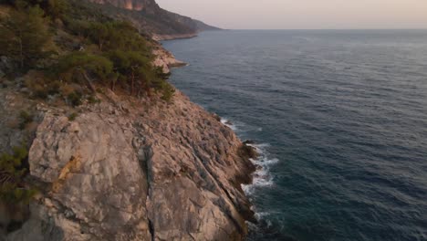 Vista-Aérea-Del-Pueblo-Turístico-De-Oludeniz-En-La-Costa-Suroeste-De-Turquía,-Drone-Vuela-Cerca-De-La-Costa