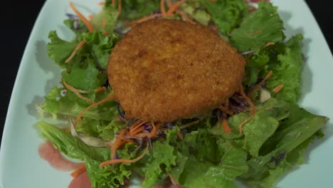 pollo empanizado colocado sobre ensalada