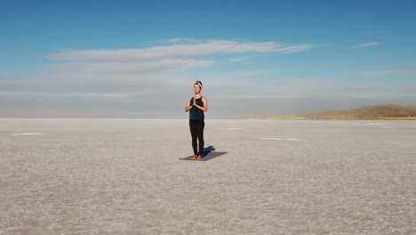 Schöne-Junge-Frau-Bereitet-Sich-Auf-Eine-Yoga-Praxis-In-Der-Natur-Vor