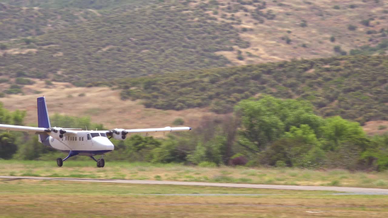 un avión bimotor sin marcar despega de una pista de aterrizaje de tierra