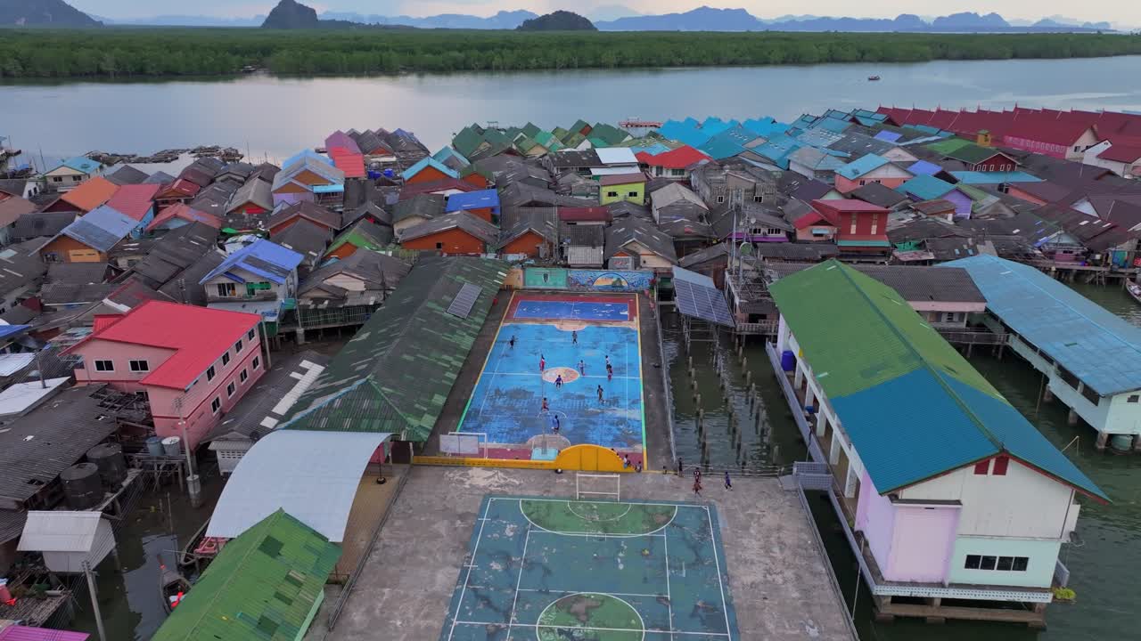 Campo de fútbol flotante en la isla de Koh Panyi, capturado desde el cielo, Tailandia