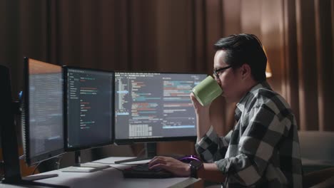 programador trabajando hasta tarde en la noche