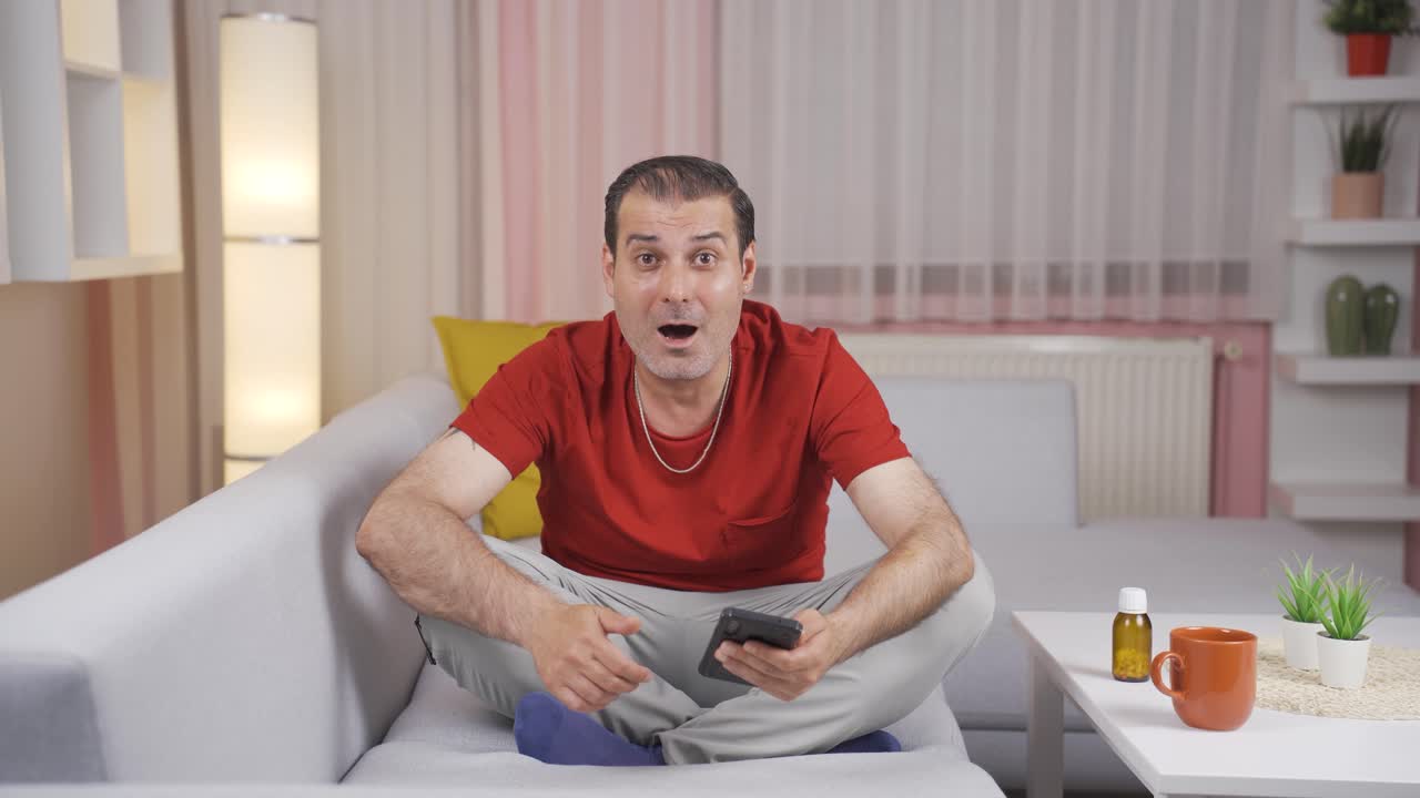 Uomo che guarda la telecamera confuso