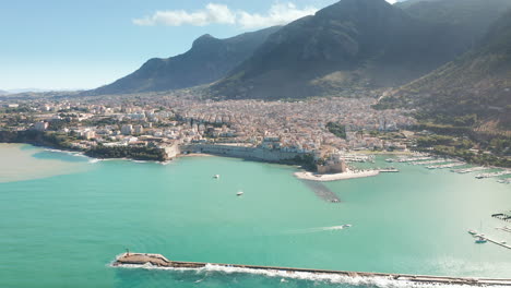 Leuchtturm-Am-Hafen-Mit-Der-Stadt-Castellammare-Del-Golfo-Im-Hintergrund-In-Trapani,-Sizilien,-Italien