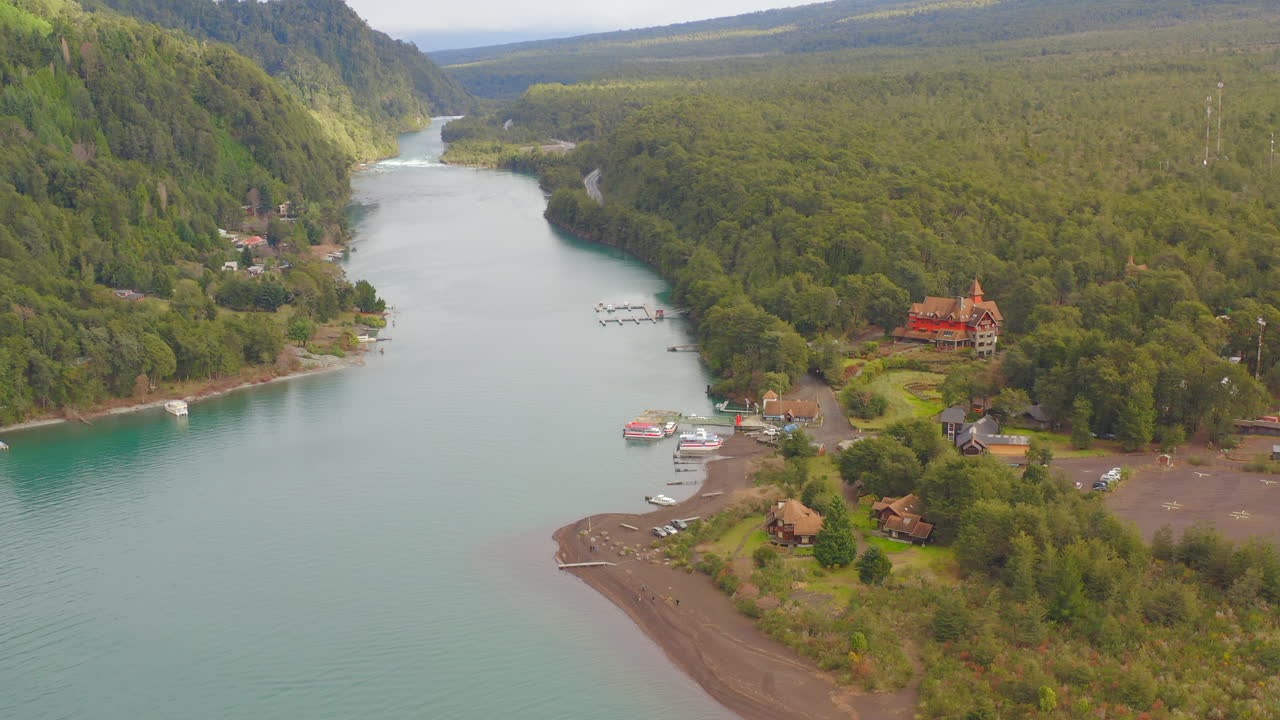 rio petrohue, bote y lodge, bajando saltos de petrohue